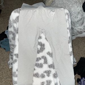 Small gray gymshark leggings